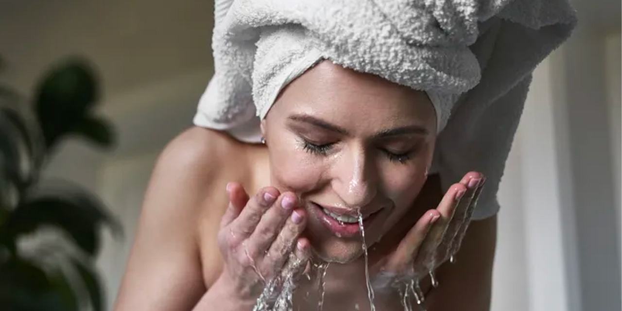 Cilt uzmanı yüzümüzü yanlış yıkadığımızı açıkladı! Temizlendiğini sanıyoruz ama...