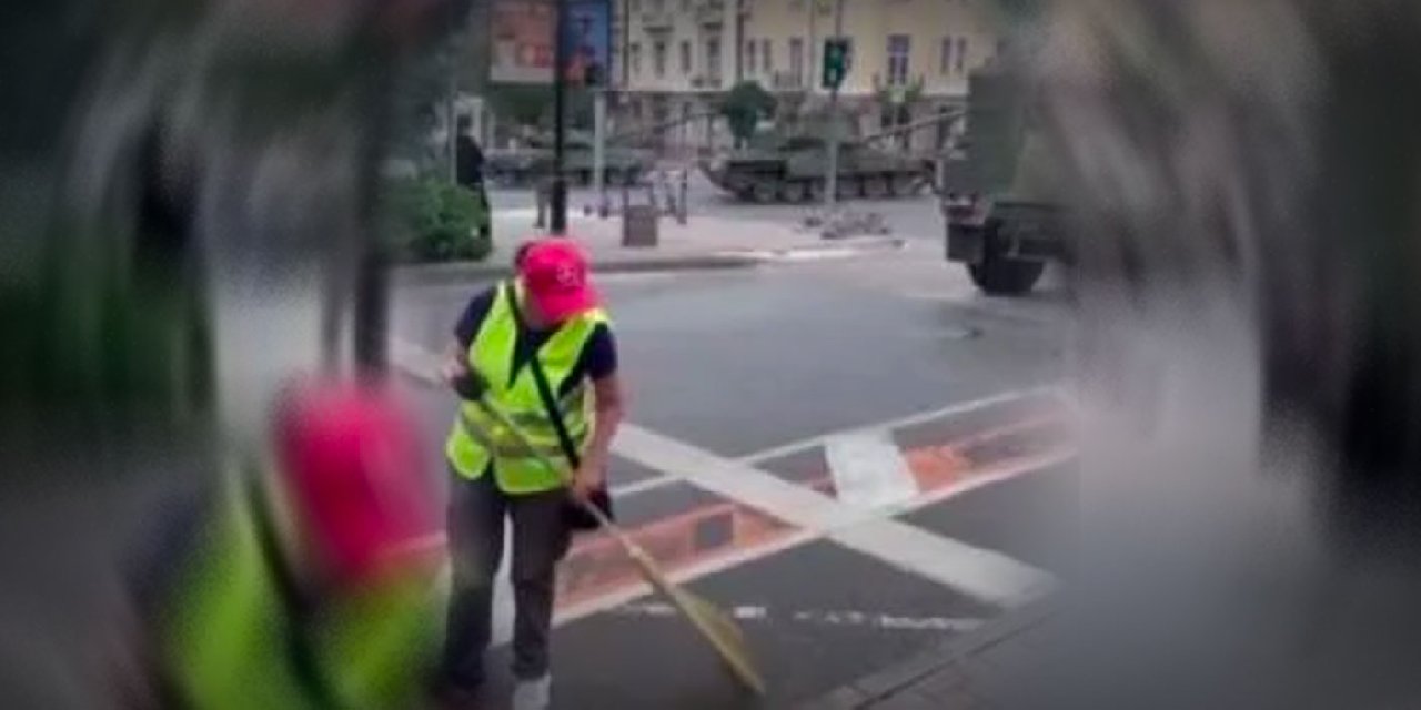 Yer: Rusya'da Darbe Girişiminin Kilit Noktası... Görüntüler Sosyal Medyaya Damga Vurgu... Tankların Arasından Sokakları Süpürdü