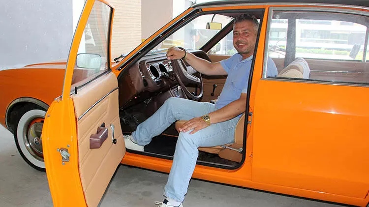 Dede yadigarı otomobili 15 yıl sonra bulup yeniledi
