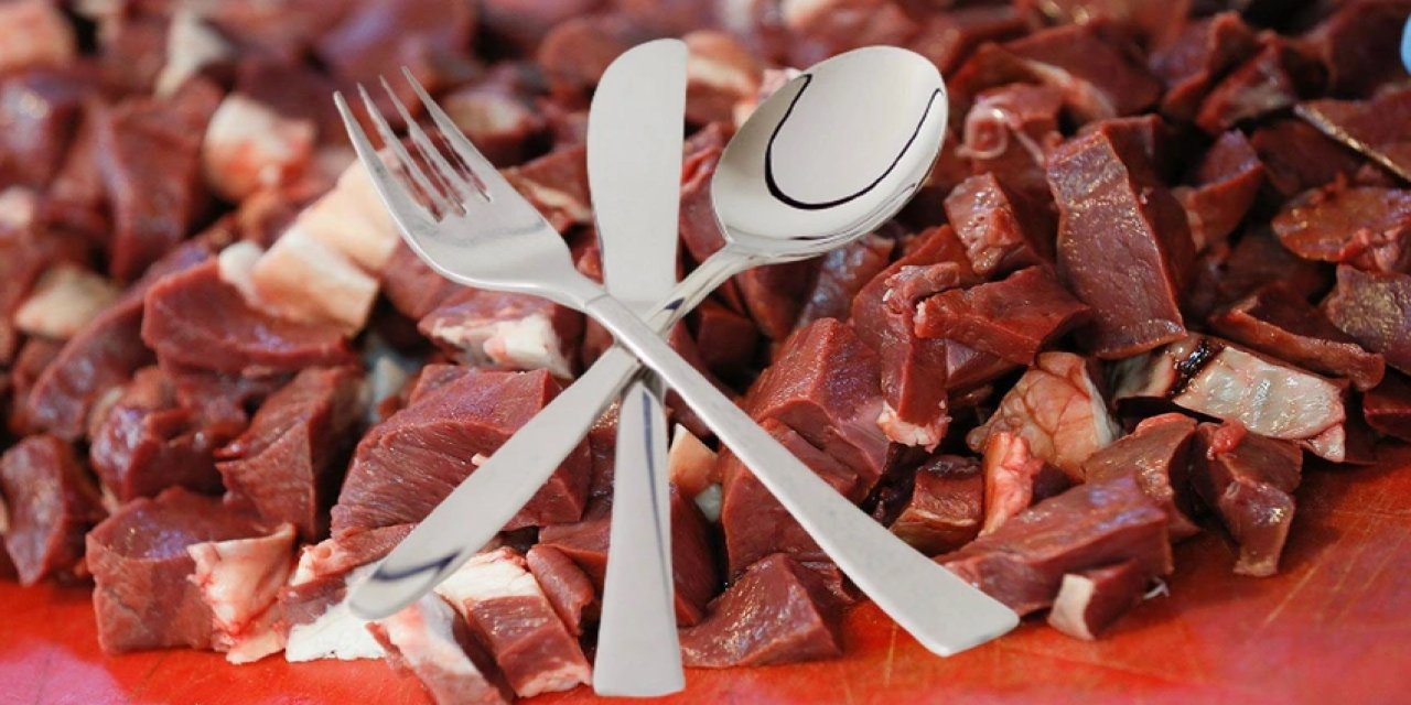 Kurban etine sakın çatal, bıçak, kaşık değdirmeyin... Milyonlarca insan yanlış biliyormuş; Kurban eti nasıl pişirilir?