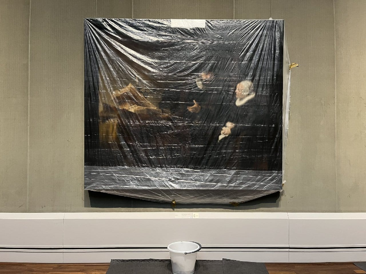 Önünde Kova, Üstünde Naylon Örtü ve Bir Şıp Sesi: Bu Bir Rembrandt Tablosu, Tam 382 Yıllık