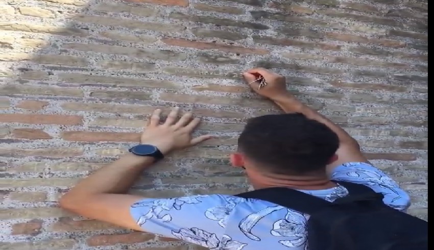 İtalya, Kolezyum'a Adını Kazıyan Vandal Turistin Peşinde