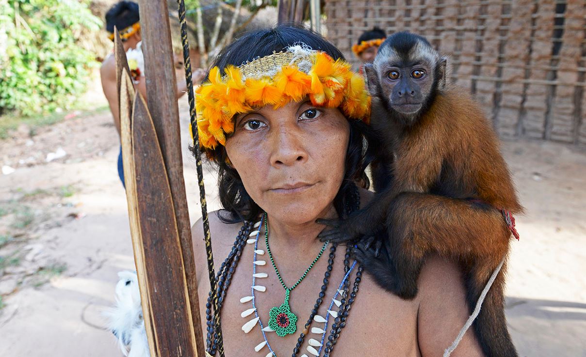 Dünyanın En Eski Yalanı Ortaya Çıktı! Kadınlar Kampın Yakınında Oturarak Bitki Toplayıp Çocuklara Bakmıyormuş...