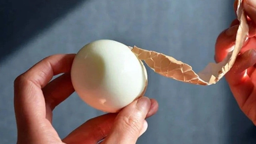 Yumurtayı 1 saniye içinde soymanın tüyosu belli oldu. Meğer yıllarca boşa uğraşmışız. Yumurta soymanın püf noktası ortaya çıktı