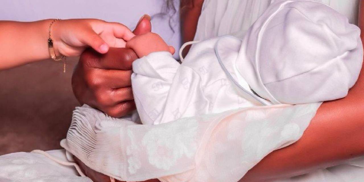 Ünlü model 53 yaşında ikinci kez anne oldu