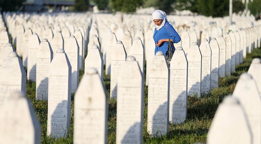 Srebrenitsa Soykırımı'nın kurbanları anılıyor