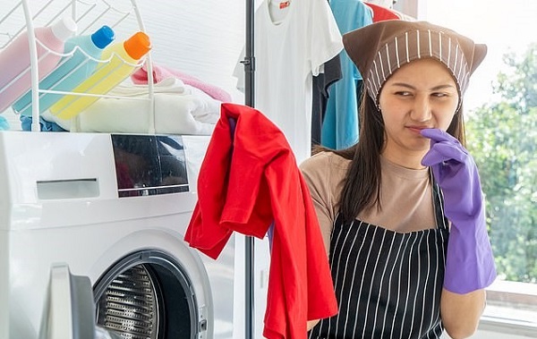 Bazı Kıyafetlerin Yıkandıktan Sonra Bile Ter Kokmasından Kurtulmanın Yolu