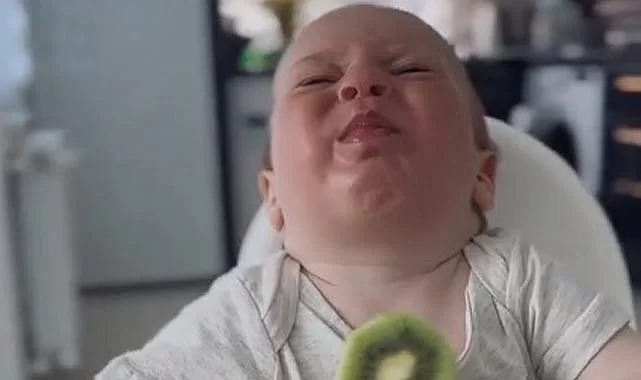 Kiviyle tanışan bebeğin o anları viral oldu