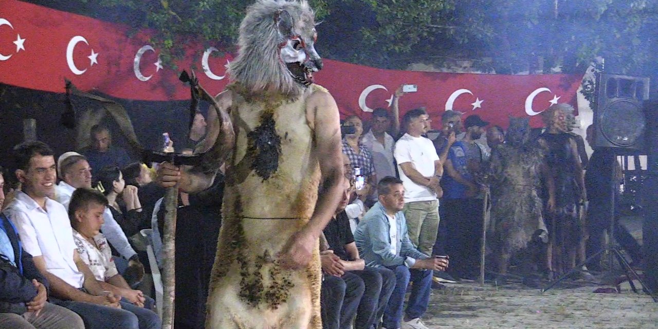 200 Yıllık 'Gelenek': Kesilen Hayvanların Parçalarını Giyip Korkutuyorlar