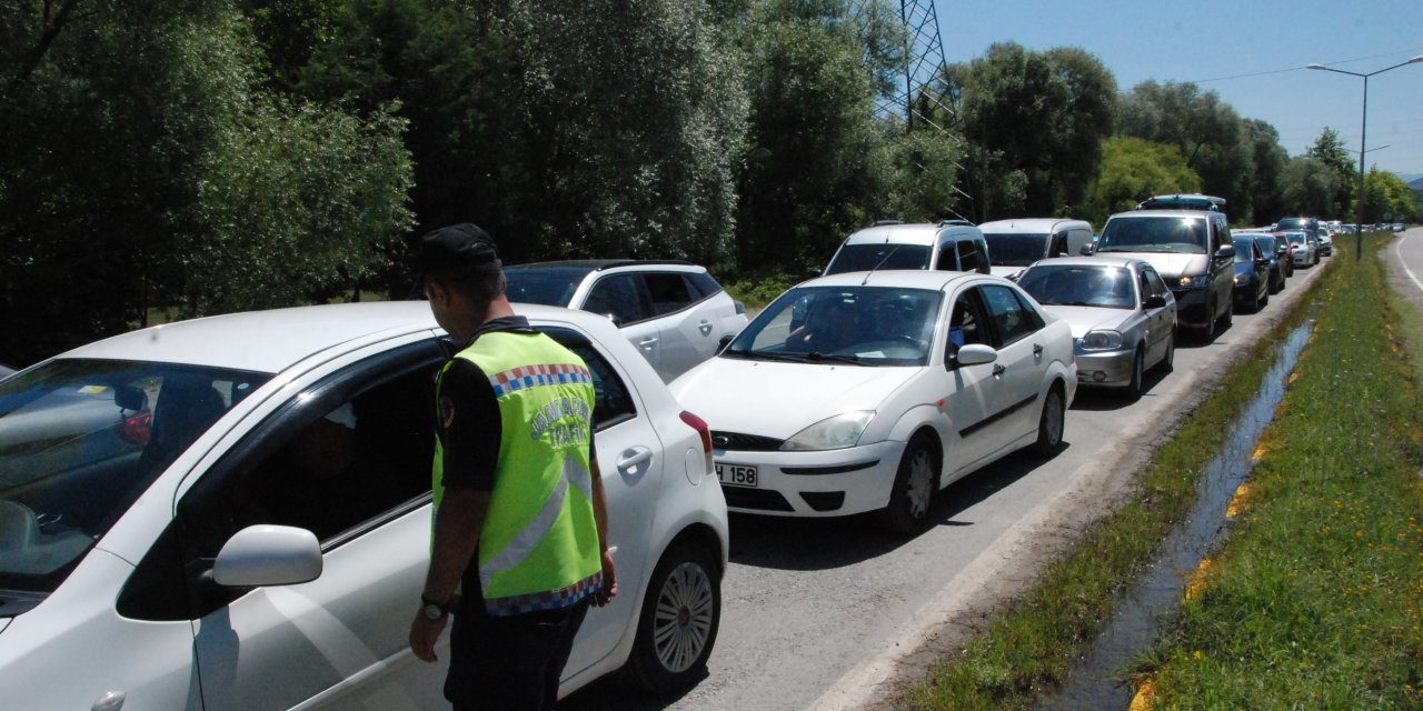 İlçe Doldu Taştı: Bayramın Son Günü Araç Geçişine İzin Verilmedi