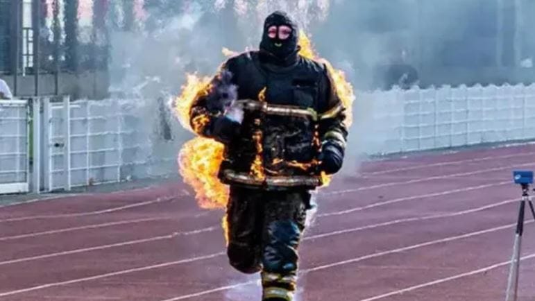 Alevler İçindeki Fransa'dan Dünya Rekoru Geldi! Vücudu Alevler İçindeyken En Uzun Mesafeyi Koştu