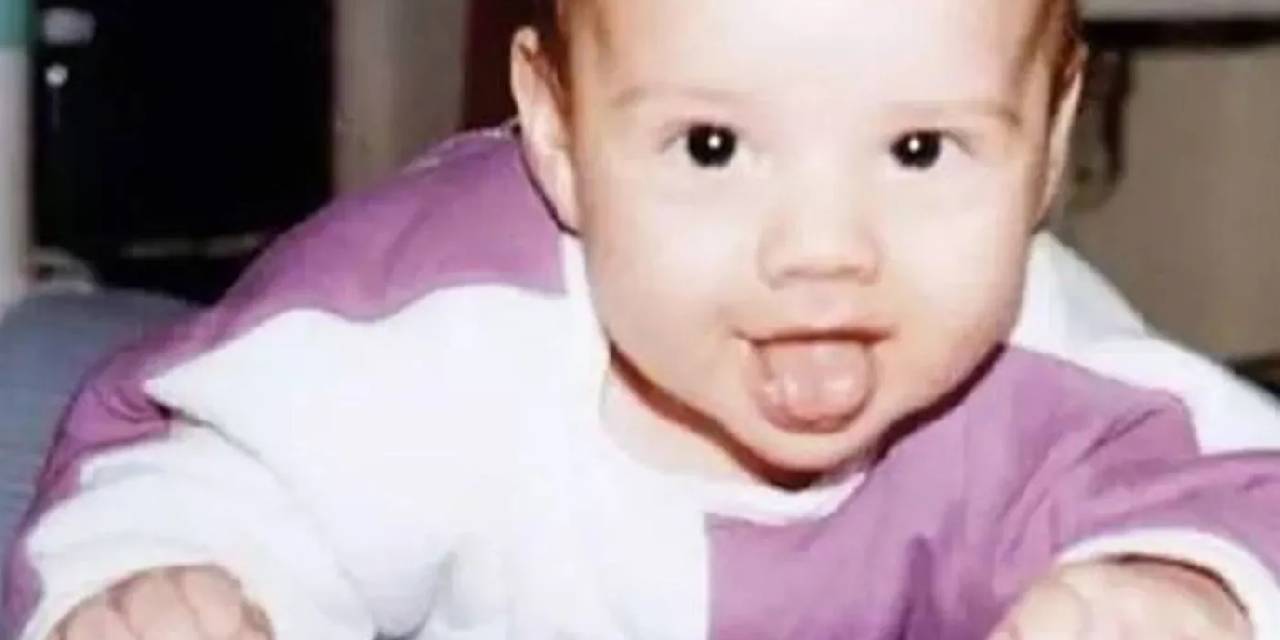 Fotoğraftaki bebek günümüzün en popüler isimlerinden birisi oldu! Onu tanıyabildiniz mi? Duyanlar şaşırıyor...