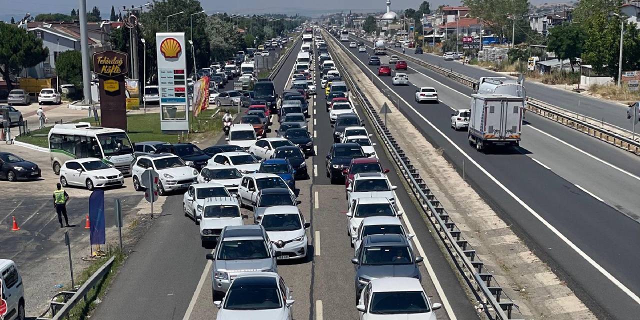 Bayram Tatilinin Son Gününde Yollarda Yoğunluk... Trafik Durdu, Dönüş Çilesi Başladı