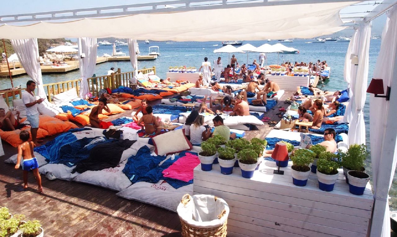 Bodrum'da Halkı ve Sosyeteyi Ayıran Köprü... Geçince Fiyatlar Katlanıyor!