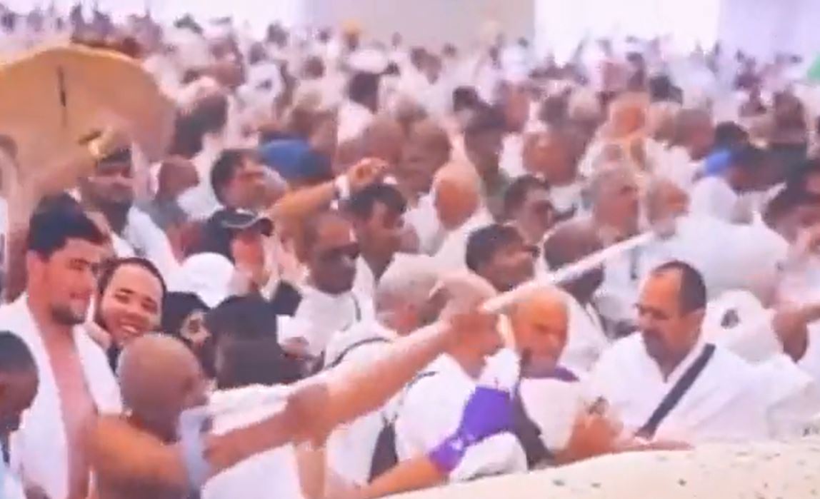 Gündem oldu! Taş yetmedi, koltuk değneğini otomatik silah gibi kullandı