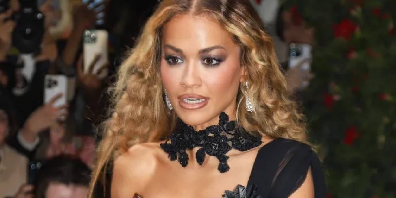 Rita Ora açıldıkça açıldı! Dantelli elbisenin altına sütyen giymedi,meme uçları gözüktü: Cesur pozlar şaşırttı...