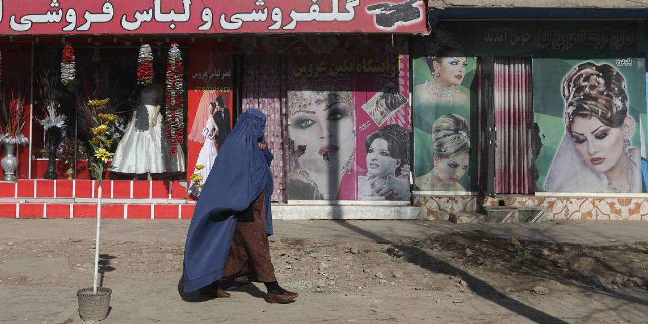 Taliban'dan kadınlara bir yasak daha geldi: Güzellik salonları kapatılacak