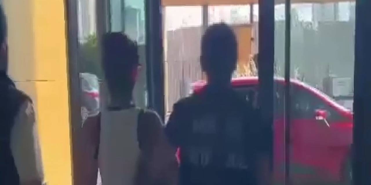 Ünlü şarkıcı uyuşturucuya özendirmekten gözaltında