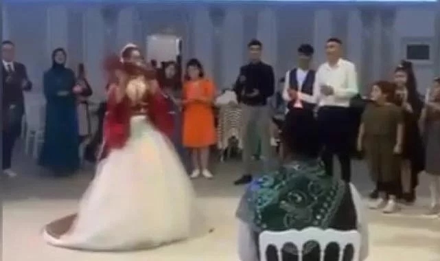 Gelin düğünde testiyi kırmak isterken damadı böyle düşürdü