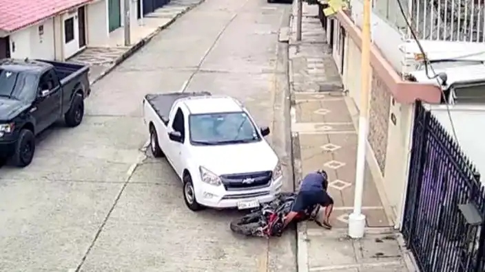 Hırsızı hırsızlık yaptığına pişman etti; arabasıyla defalarca böyle vurdu