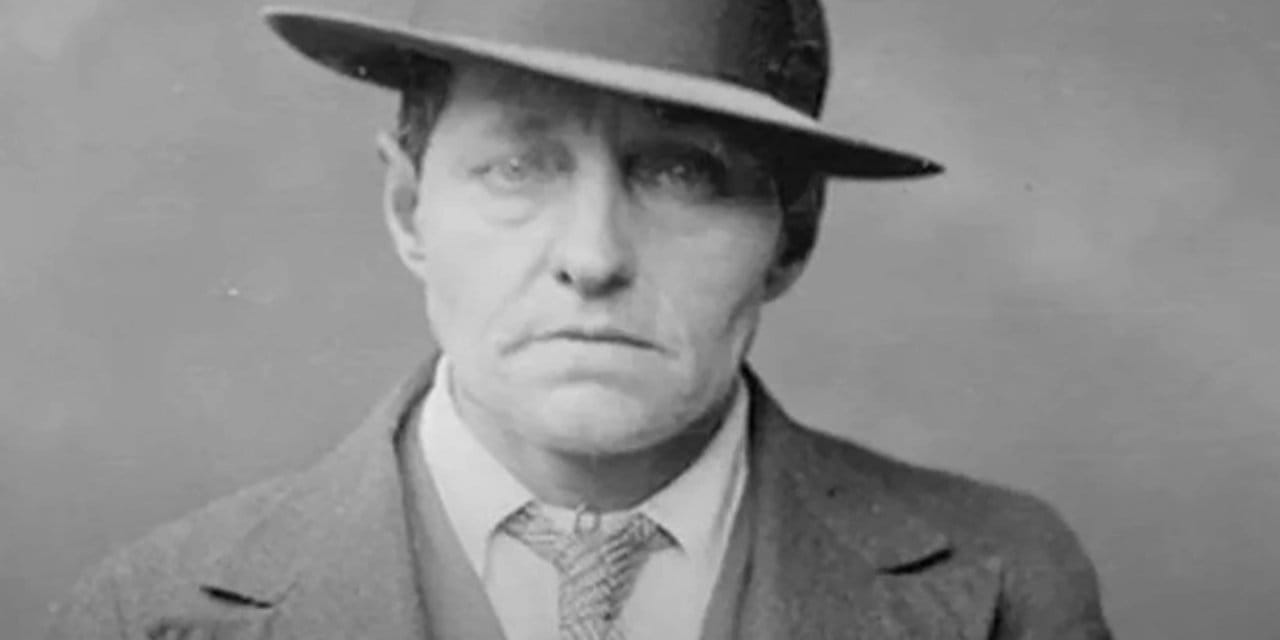 Fotoğraftakinin erkek olduğunu düşünüyorsanız yanılıyorsunuz! Yıllar sonra ortaya çıktı...