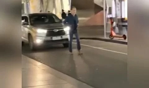 Korna seslerine aldırış etmedi, yoldan geçen kişi böyle müdahale etti