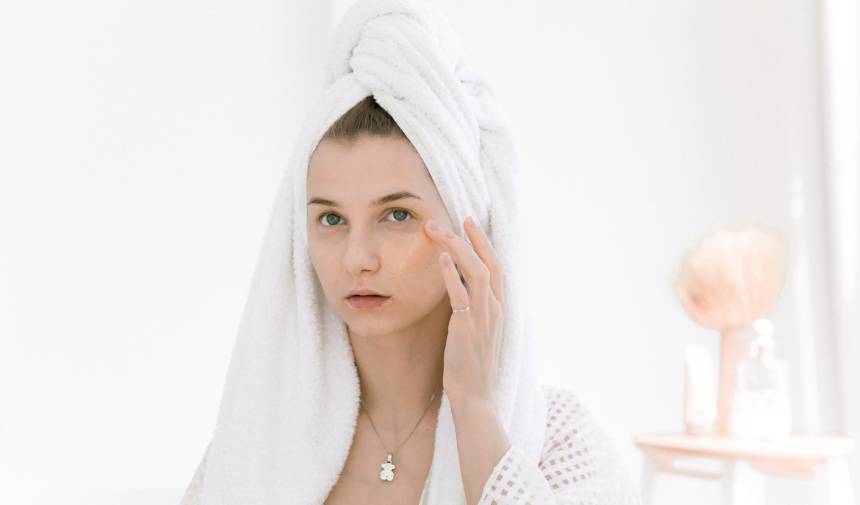 Göz Kremi Kullanırken Yapılan Bu Hatalar Kırışıklıkları Artırıyor!