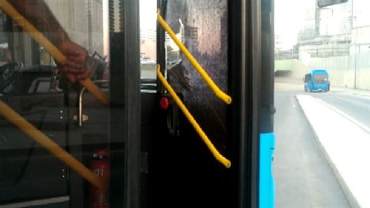 Arkadan uzattığı akbil geri gelmeyince otobüsün camlarını kırdı