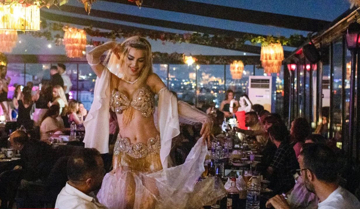 Guardian Yazdı: İstanbul'un Dansözleri Hayatta Kalma Mücadelesi Veriyor