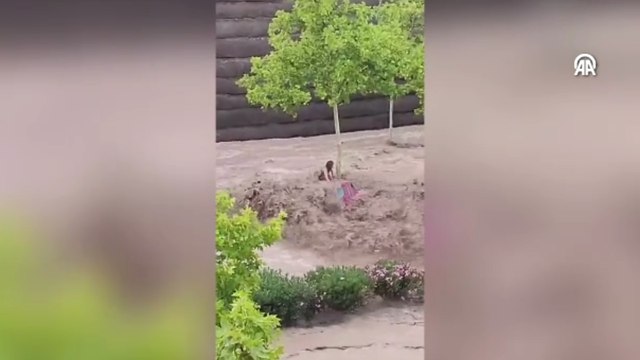 Selde sürüklenen aracın üstünde mahsur kaldı, böyle kurtarıldı