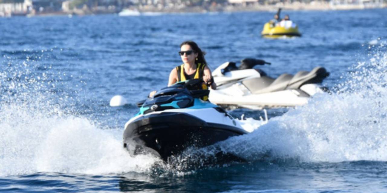 Ünlü oyuncu jet-ski ile adeta şov yaptı