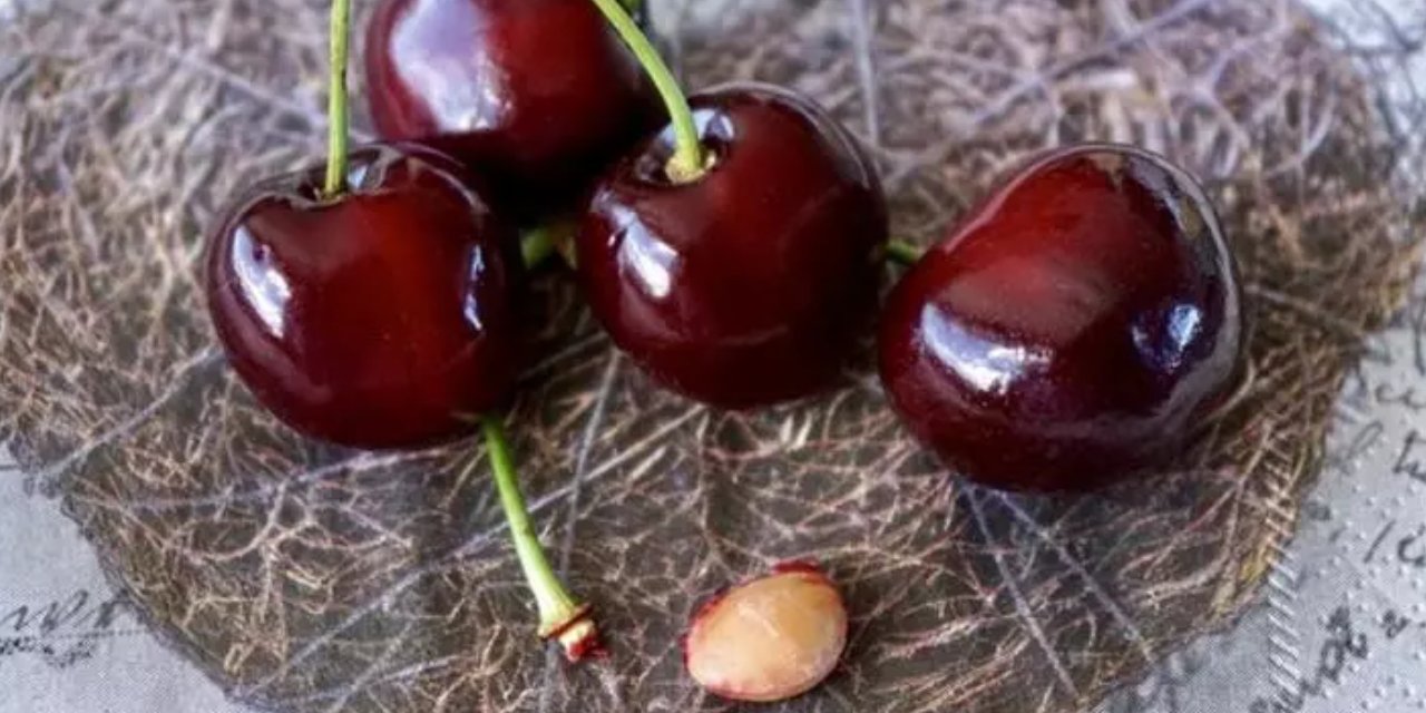 Kirazın çekirdeğini sakın çöpe atmayın! Sıcak suya koyun, mucizevi olaya tanık olun!