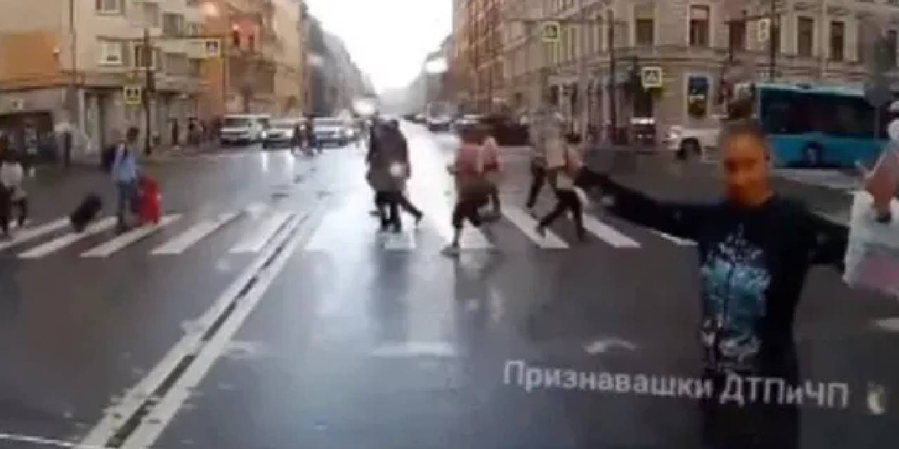 Akan trafikte bir anda aracın önüne atladı! Ceketinin fermuarını açıp göğüslerini gösterdi... Sosyal medya bunu konuşuyor