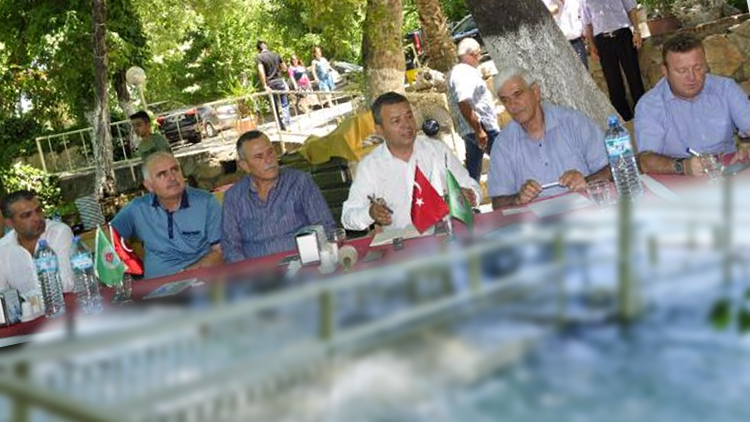 Antalya'da Susuzluğu konuşuyorlardı, toplantıyı su bastı!