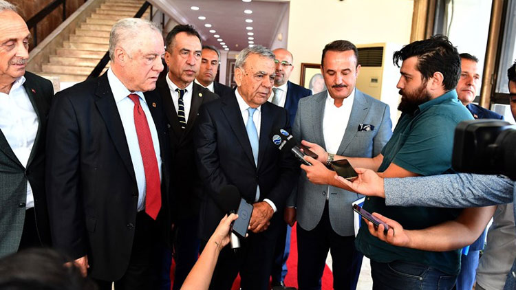 Aziz Kocaoğlu AKP'li başkanlarla toplandı