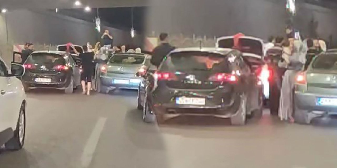 Alt Geçidi Kapatıp Halay Çeken Düğün Konvoyundaki 12 Sürücüye Ceza Yağdı