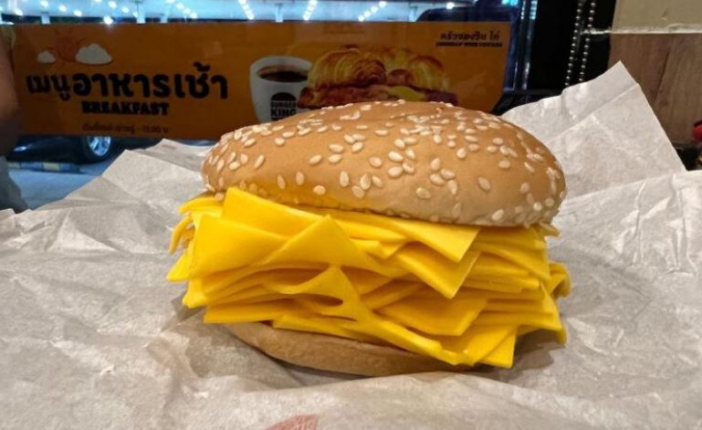 Peynir Sevmeyen Taylandlılar Şoke Oldu! ‘Gerçek Çizburger’ Satışa Sunuldu: Hamburger Ekmeği Arası Tam 20 Dilim Peynir