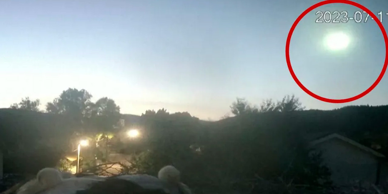 Meteorun köye düşme anı kameraya böyle yansıdı!