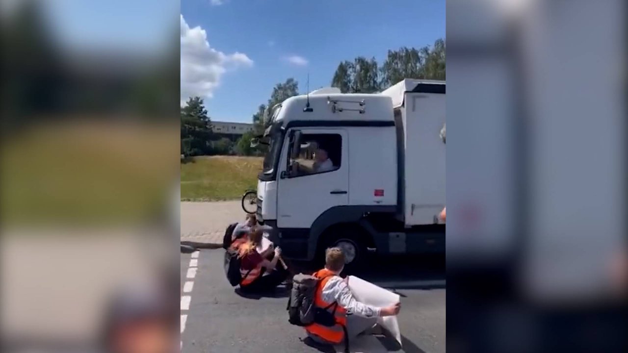 Yolu kapatan aktivistleri çiğnemeye çalıştı