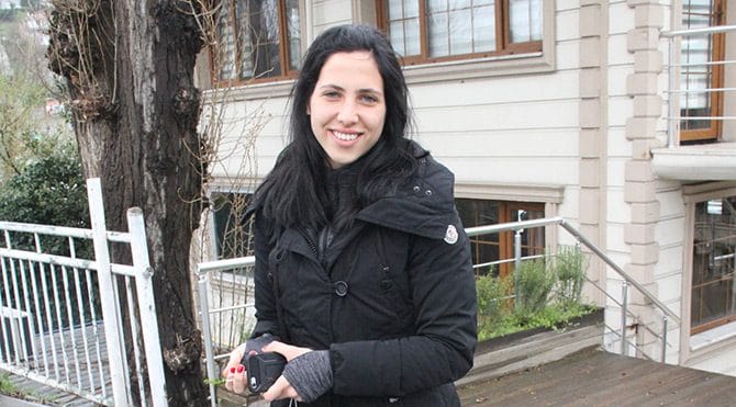 Görenler şaşırdı... Hülya Avşar'ın kızı Zehra Çilingiroğlu şantiyede ter döktü! Eline balyoz alıp duvar kırdı