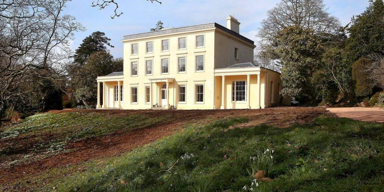 Tam da kitaplarından fırlamış gibi... 100'den fazla kişi ünlü yazarın evinde mahsur kaldı