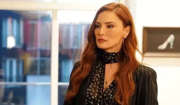 Cesur pozlara beğeni yağdı... Mine Tugay mayolu pozlarıyla sosyal medyayı salladı! Kalça dövmesi dikkat çekti..