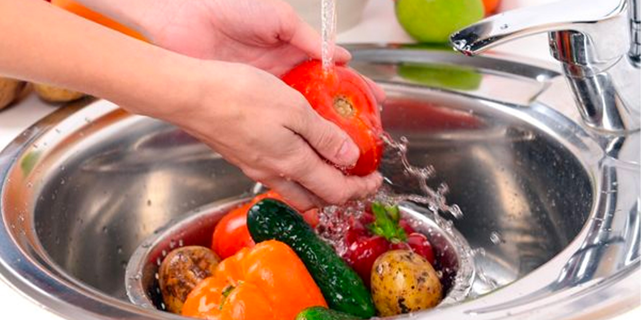 Yıkandığında tüm faydası gidiyormuş! Asla yıkanmaması gereken 7 yiyecek...