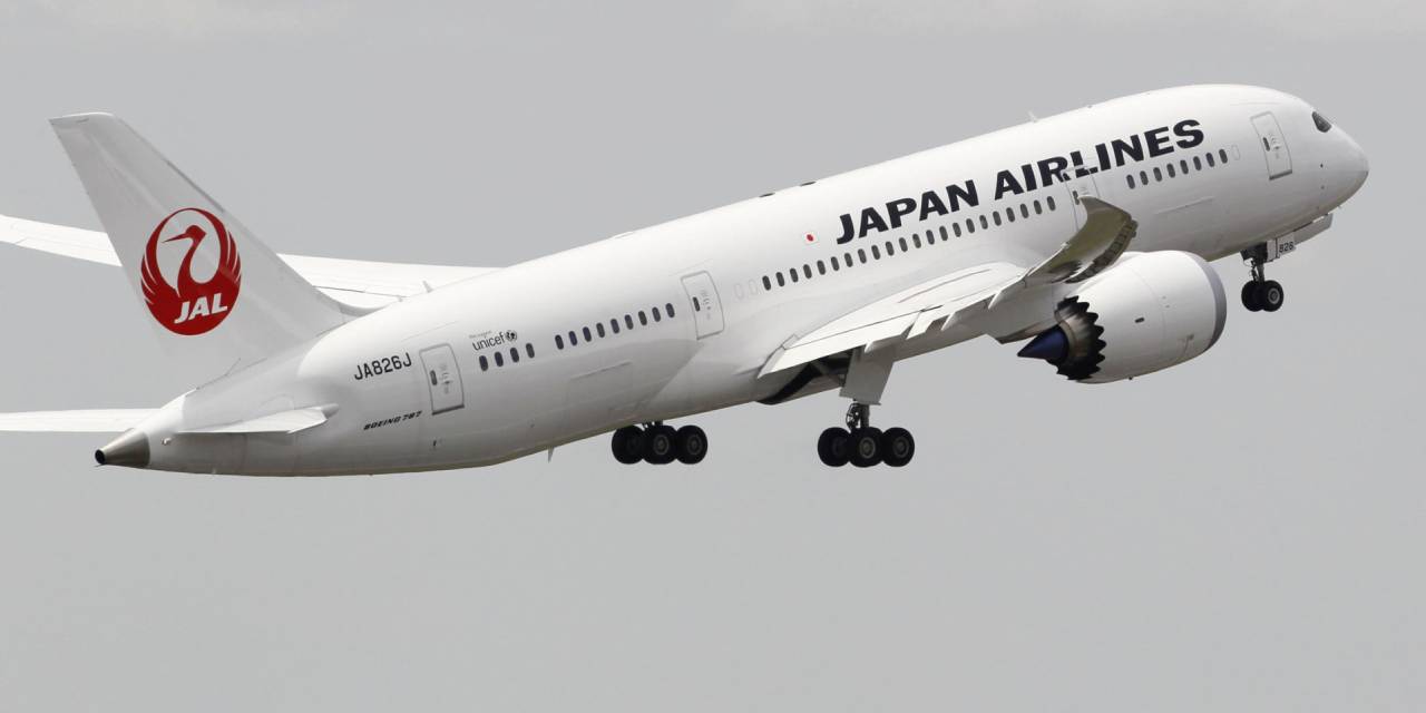 Daha önce uçuşlarda öğün atlamayı öneren havayolu şirketi şimdi de yolcularının kiralık kıyafet giymesini istiyor