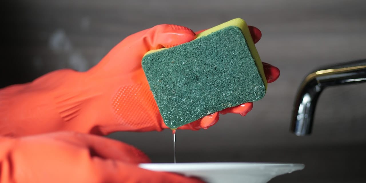 Yaygın Olarak Bilinmese de Çok İşe Yarıyor! Bu Yöntem Bulaşık Süngeri ve Bezini Pırıl Pırıl Yapıyor