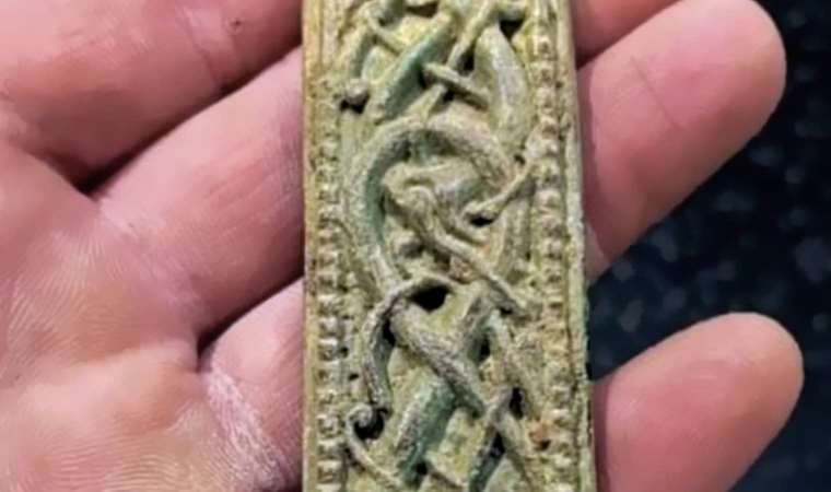 Araziyi ararken buldu, Vikingler'e ait çıktı, 15 bin sterline satıldı