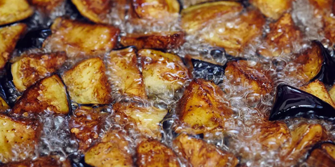 Patlıcanları kızartmadan önce bunu yapın! 1 gram yağ emmiyor...