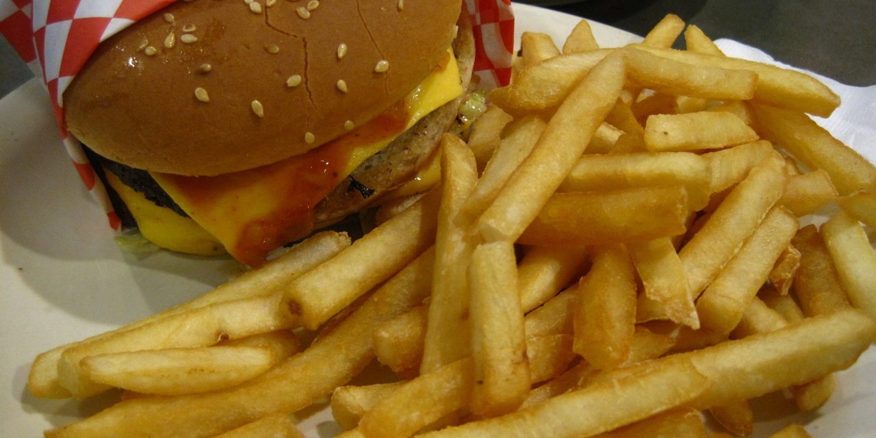 Dev Fast Food Zincirinde Skandal: Müşterilere Çöpten Çıkardığı Patatesleri Sattı