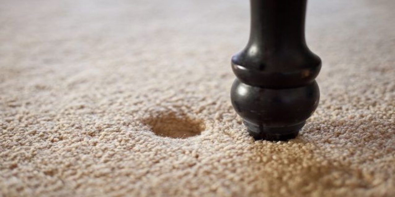 Halınızda koltuk izleri var diye kara kara düşünmeyin ,eski haline getirebilirsiniz ,gerçekten çok pratik bir yolu var…