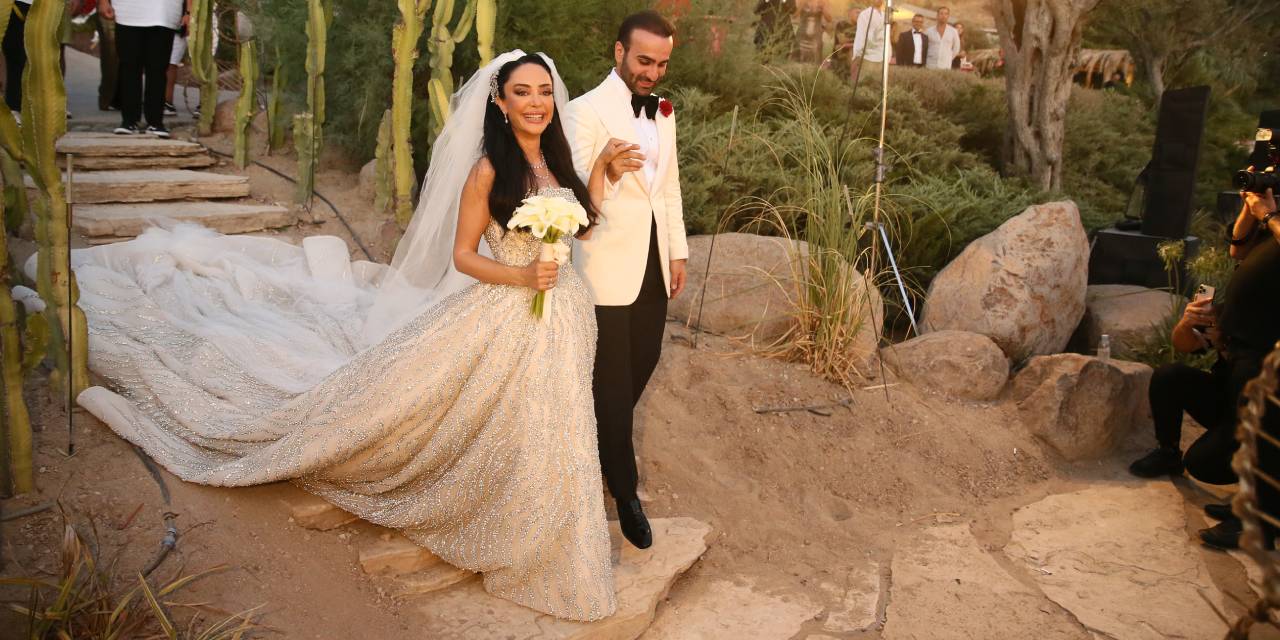 Bir yılda hazırlanan 70 kiloluk gelinliği giymek için özel eğitim aldı